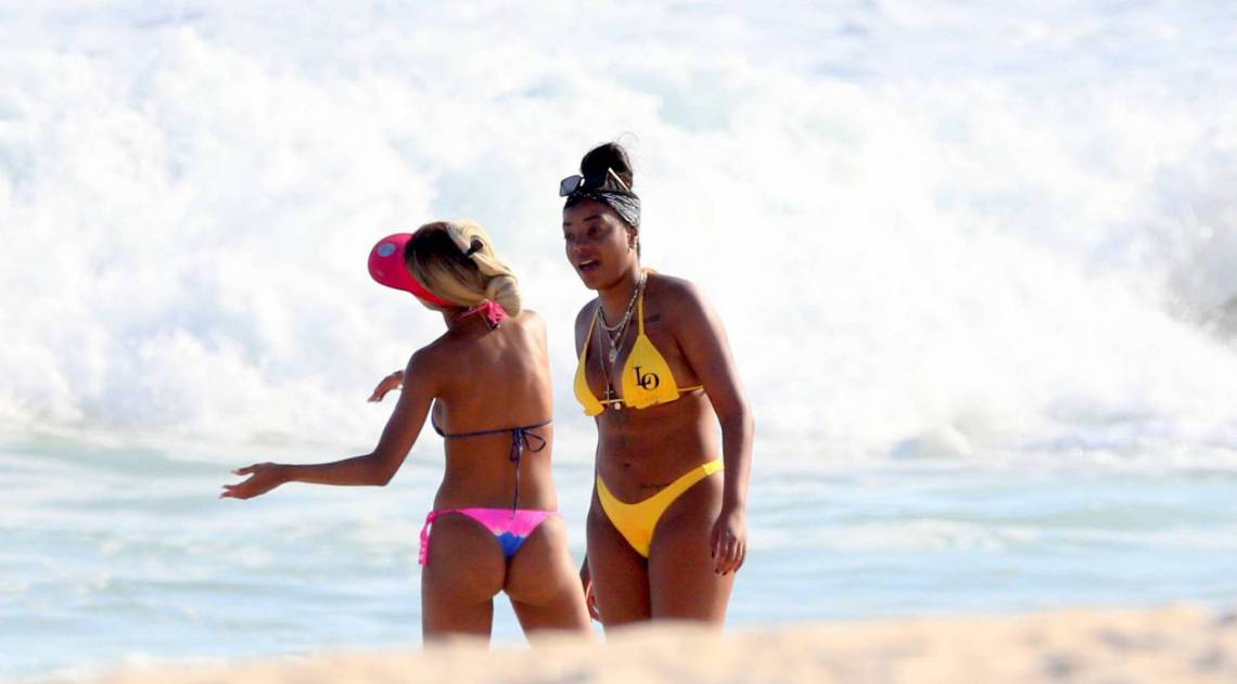 Ludmilla troca beijos e carinhos com a namorada, Brunna Gonçalves, na Praia da Barra da Tijuca, na Zona Oeste do Rio, na tarde desta terça-feira