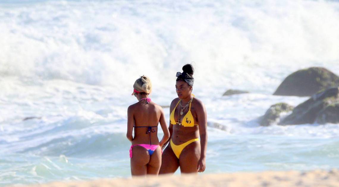 Ludmilla troca beijos e carinhos com a namorada, Brunna Gonçalves, na Praia da Barra da Tijuca, na Zona Oeste do Rio, na tarde desta terça-feira