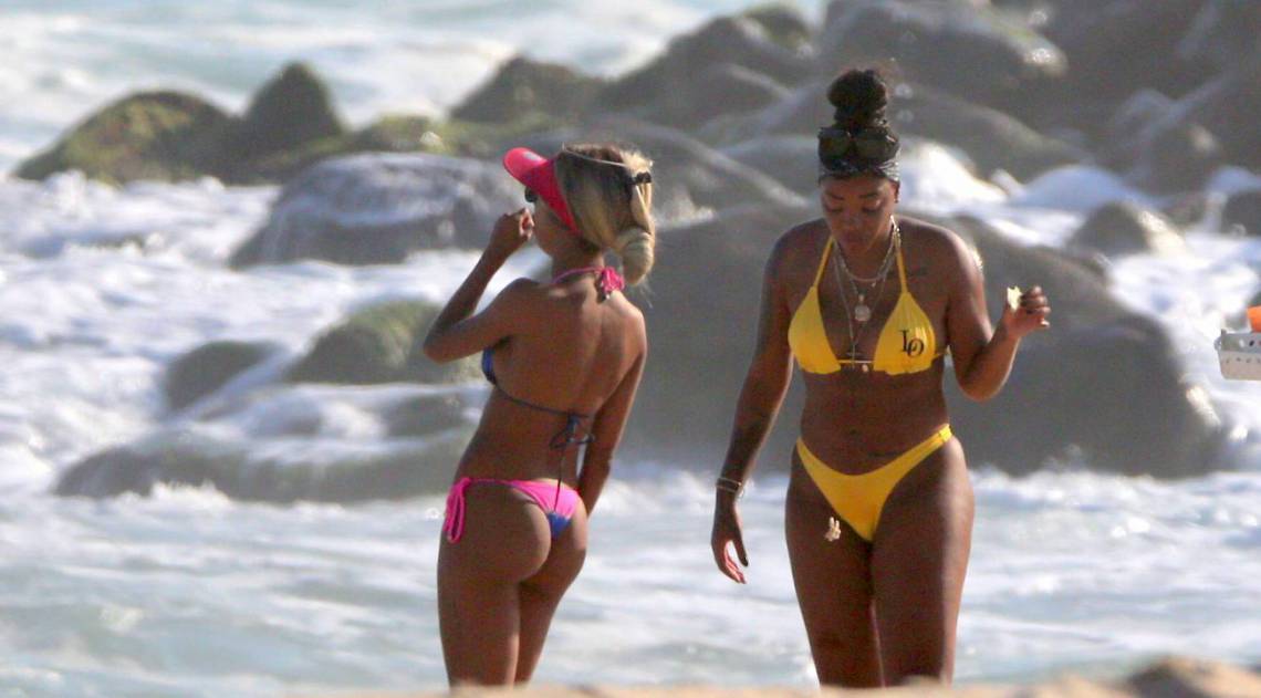 Ludmilla troca beijos e carinhos com a namorada, Brunna Gonçalves, na Praia da Barra da Tijuca, na Zona Oeste do Rio, na tarde desta terça-feira
