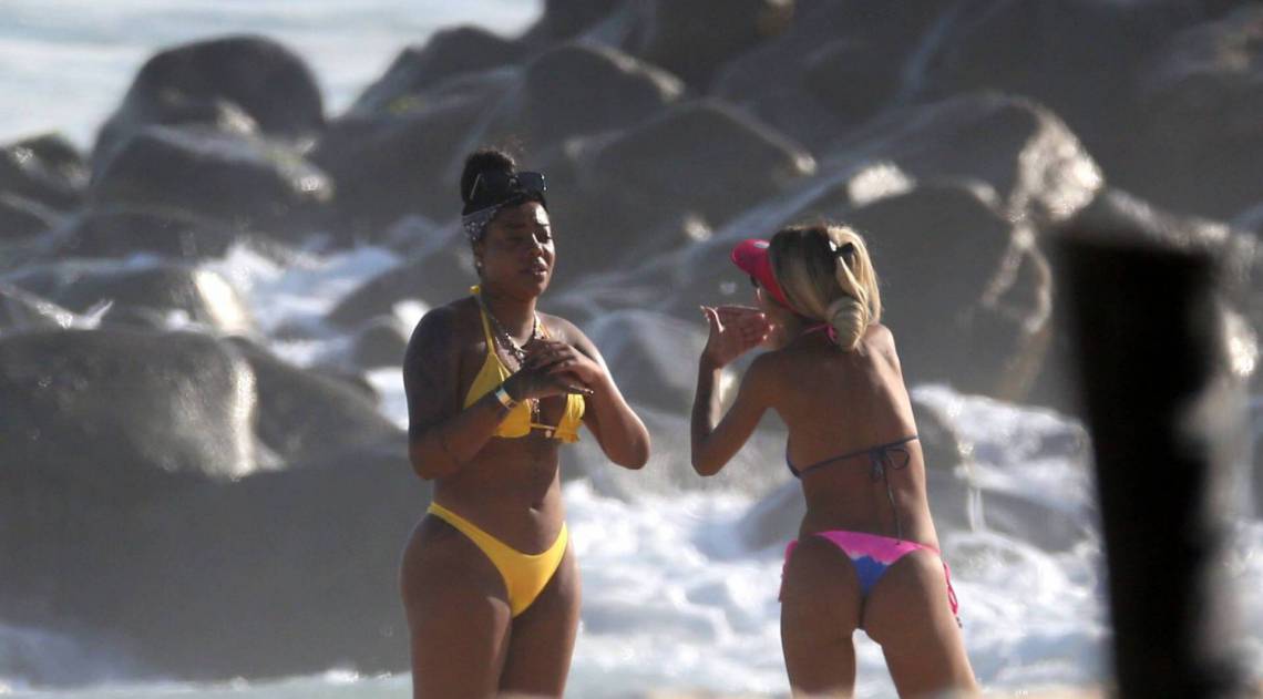 Ludmilla troca beijos e carinhos com a namorada, Brunna Gonçalves, na Praia da Barra da Tijuca, na Zona Oeste do Rio, na tarde desta terça-feira