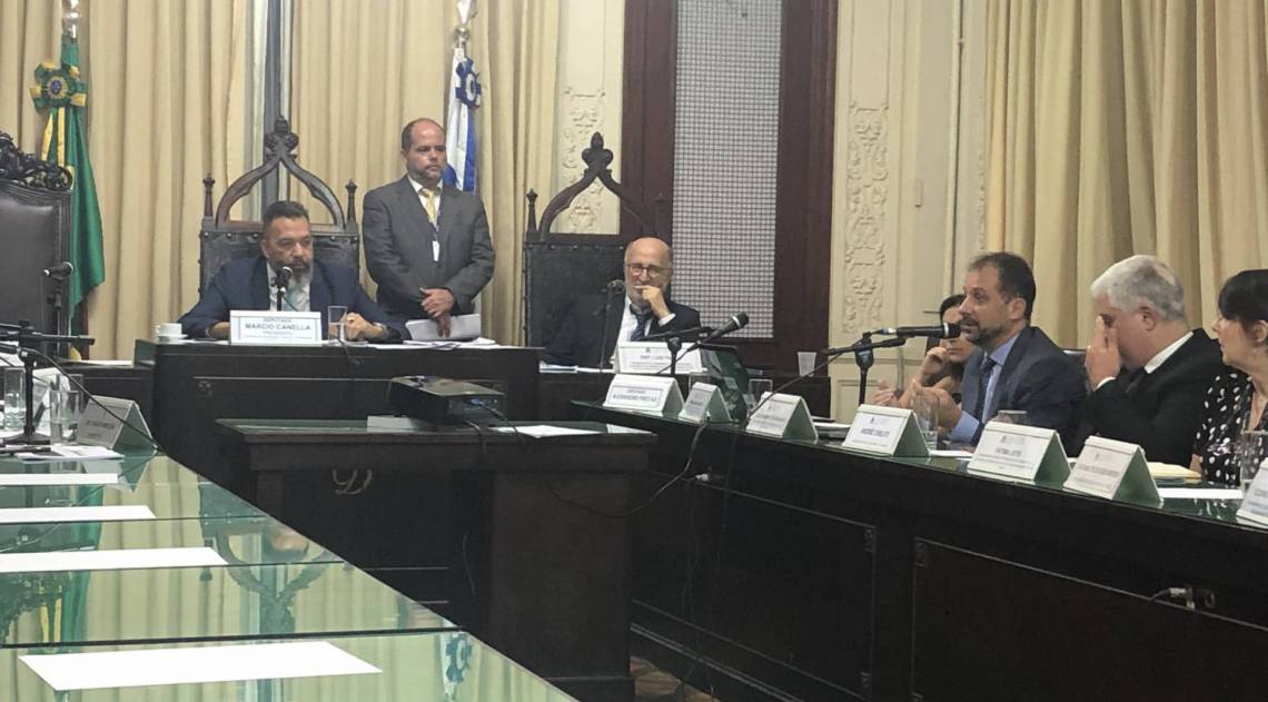 Luiz Cláudio Carvalho declarou que pagamento do funcionalismo é prioridade; preocupação foi causada pela queda do preço do petróleo

