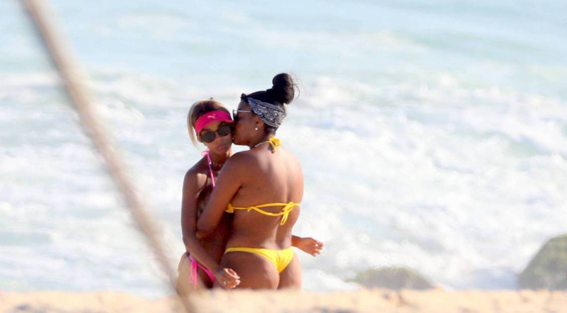 Ludmilla troca beijos e carinhos com a namorada, Brunna Gonçalves, na Praia da Barra da Tijuca, na Zona Oeste do Rio, na tarde desta terça-feira