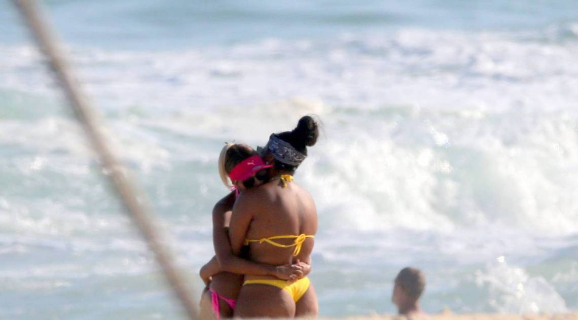 Ludmilla troca beijos e carinhos com a namorada, Brunna Gonçalves, na Praia da Barra da Tijuca, na Zona Oeste do Rio, na tarde desta terça-feira