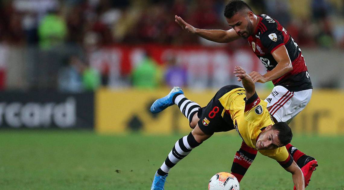 Thiago Maia desarma o jogador do Barcelona de Guayaquil - Daniel Castelo Branco / Agencia O Dia