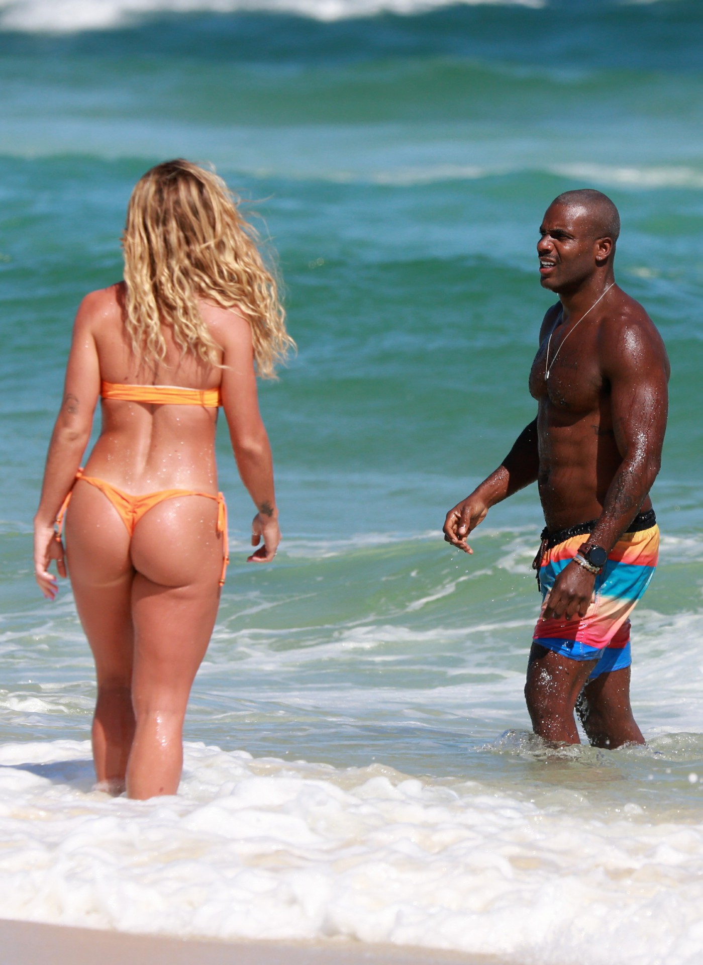 Rafael Zulu dá 'ajeitadinha' após banho de mar