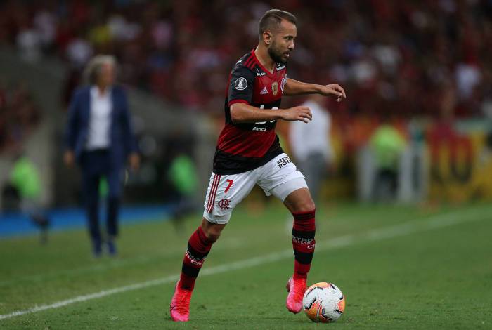 Everton Ribeiro comenta redução salarial dos jogadores: Nos deixamos à disposição