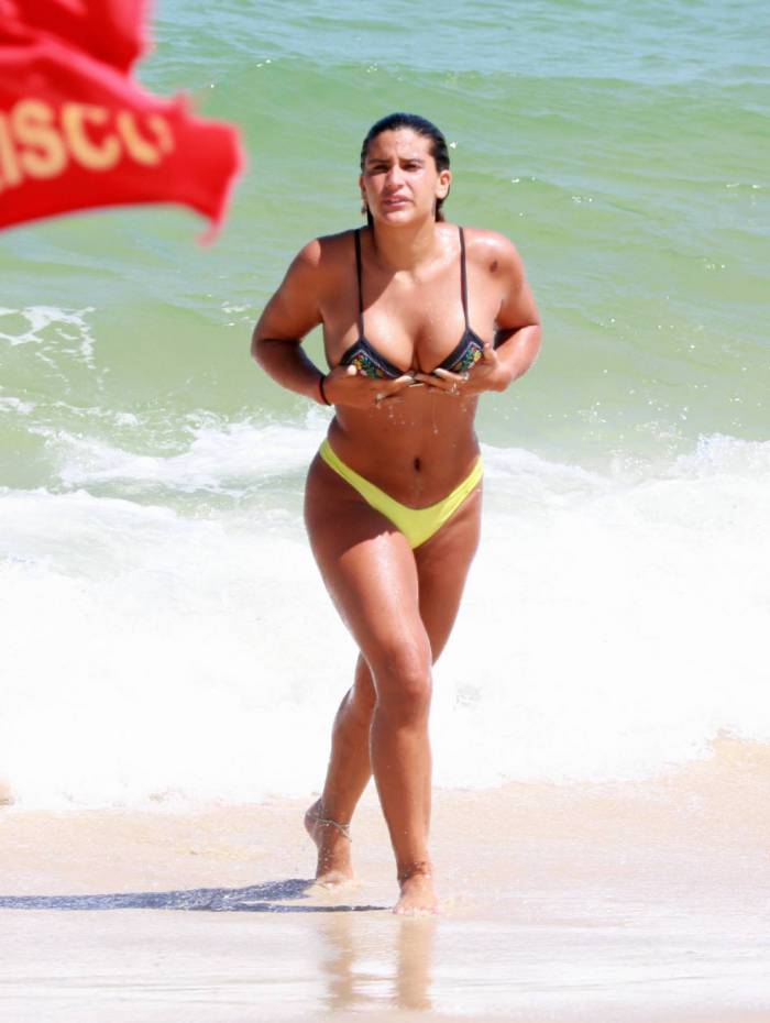Giulia Costa quase mostra demais em dia de praia