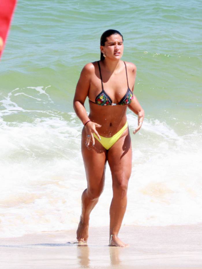 Giulia Costa quase mostra demais em dia de praia
