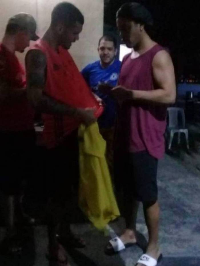 Ronaldinho Gaúcho autografa uma camisa na cadeia: a imagem viralizou nas redes sociais