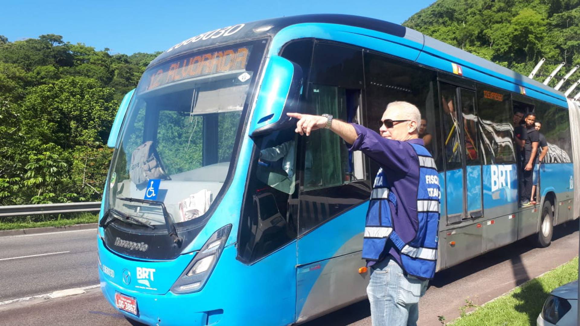 SMTR multa 71 veículos por circulação irregular na pista do BRT