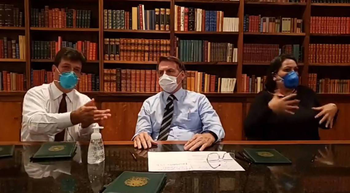 Bolsonaro e Mandetta fazem live usando máscaras cirúrgicas - Reprodução Facebook