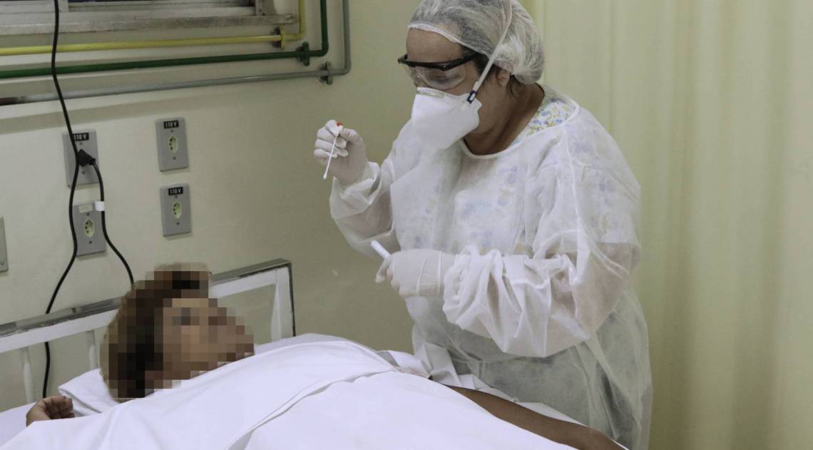 Paciente com coronavírus recebe atendimento em leito do município - Divulgação/Mariana Ramos