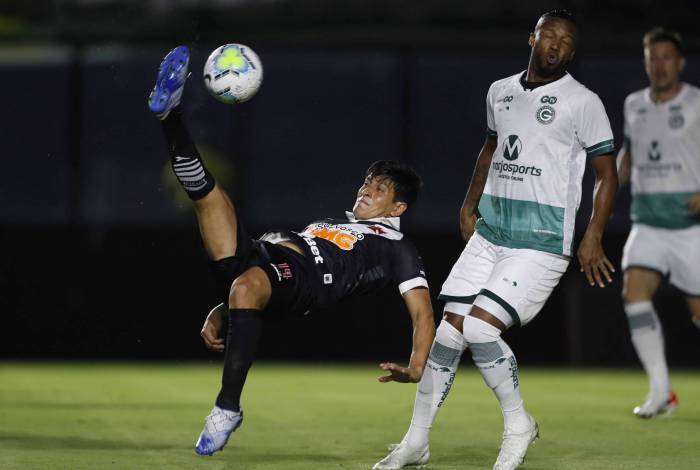 Mesmo marcado, Cano tenta a bicicleta - sem sucesso. O Vasco se complicou na Copa do Brasil Mesmo marcado, Cano tenta a bicicleta - sem sucesso. O Vasco se complicou na Copa do Brasil