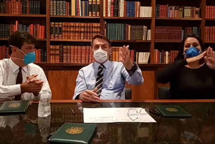 Bolsonaro com máscara por causa do Coronavírus