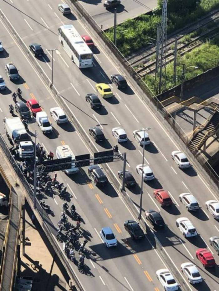 Acidente entre caminhão e moto deixou um morto na Linha Amarela, na altura de Bonsucesso, e congestionou o trânsito
