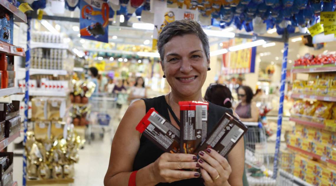 A aposentada Ana Lúcia preferiu optar por barras de chocolate para presentear os adultos da família