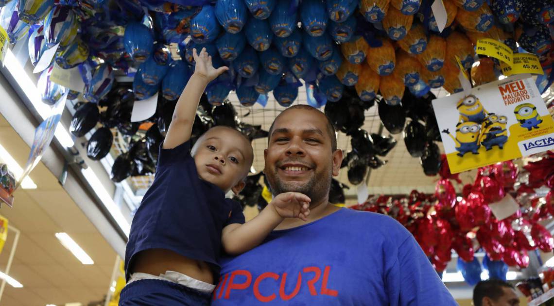 O auxiliar de Almoxarifado Dionatan Freire pretende montar saquinhos de chocolate para os sobrinhos e o filho Bernardo, de dois anos - Gilvan de Souza