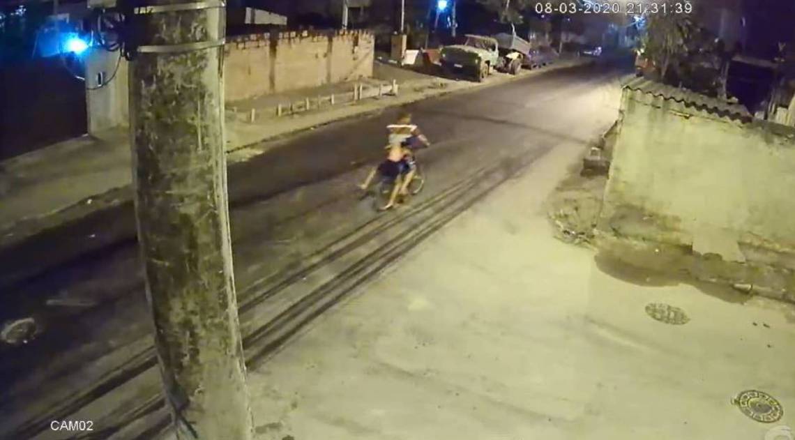 C&acirc;meras flagraram estuprador levando menina de 9 anos ap&oacute;s sequestro em parque de Caxias - Reprodução vídeo / Divulgação