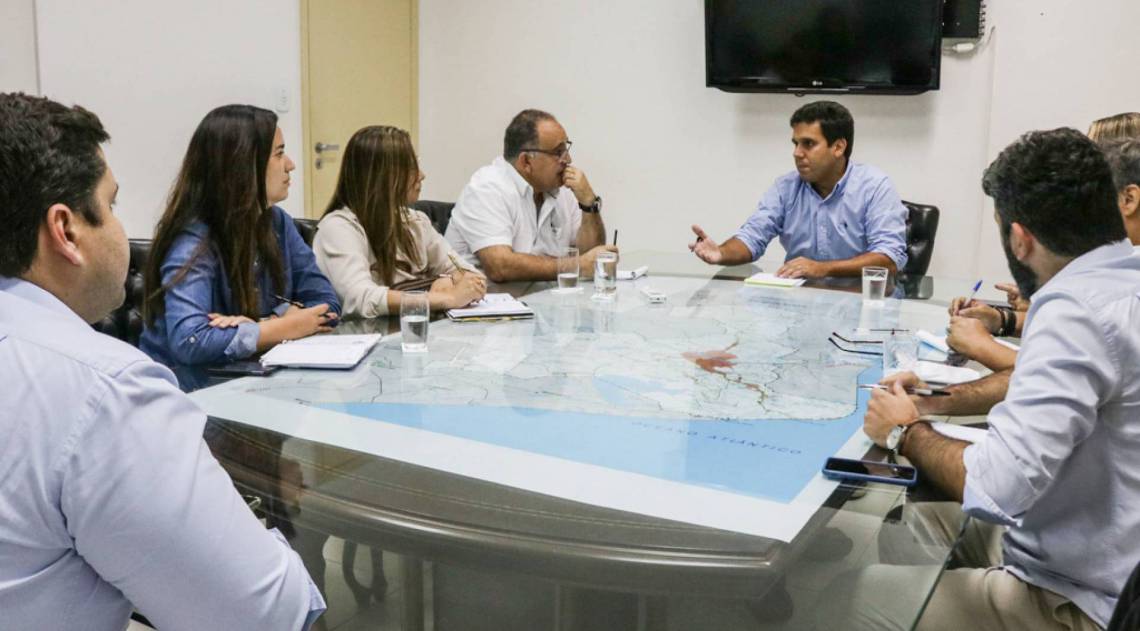 O prefeito de Campos, Rafael Diniz (ao fundo), reunido com o gabinete de crise criado para o combate ao coronavírus - Divulgação prefeitura de Campos