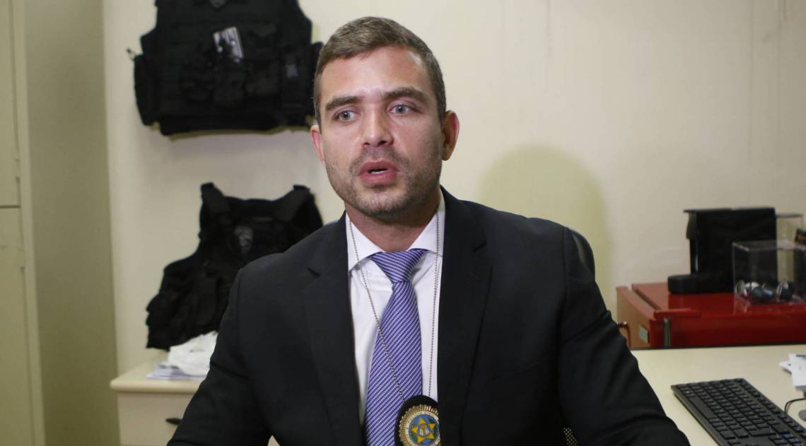 Rio de Janeiro - RJ  - 13/03/2020 - Policia prende homem que sequestrou e abusou de menina de 9 anos em Caxias. A policia prendeu nesta quinta-feira o homem apontado como o raptor e abusador de uma menina de 9 anos, sequestrada enquanto brincava na Praça do Galo, no Parque Fluminense, em Duque de Caxias, na Baixada Fluminense -  Foto Reginaldo Pimenta / Agencia O Dia