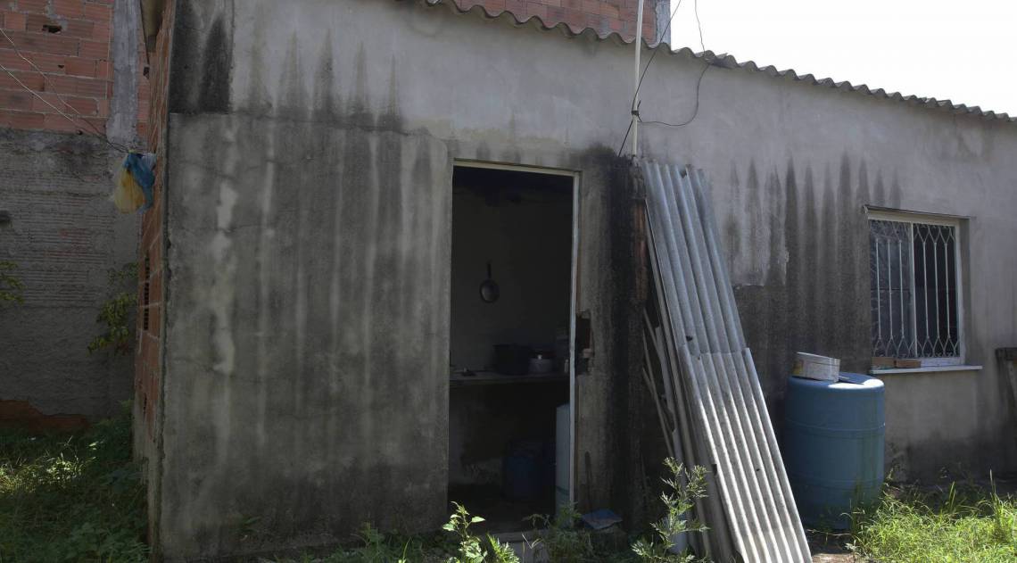 Rio de Janeiro - RJ  - 13/03/2020 - Policia prende homem que sequestrou e abusou de menina de 9 anos em Caxias. A policia prendeu nesta quinta-feira o homem apontado como o raptor e abusador de uma menina de 9 anos, sequestrada enquanto brincava na Praça do Galo, no Parque Fluminense, em Duque de Caxias, na Baixada Fluminense - na foto, casa usada como cativeiro -  Foto Reginaldo Pimenta / Agencia O Dia