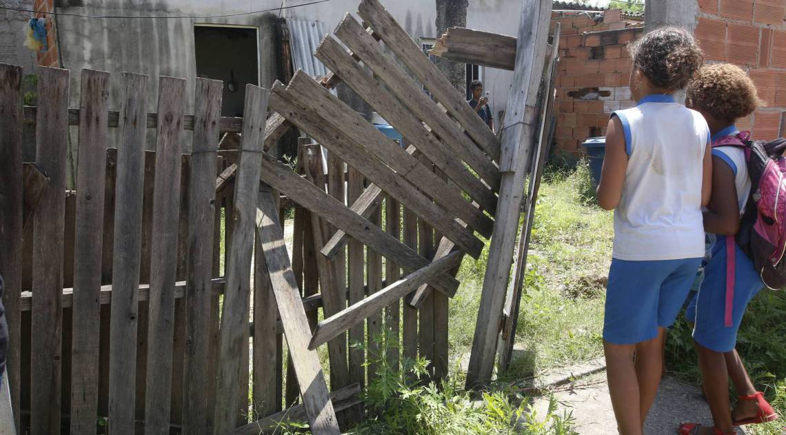 Rio de Janeiro - RJ  - 13/03/2020 - Policia prende homem que sequestrou e abusou de menina de 9 anos em Caxias. A policia prendeu nesta quinta-feira o homem apontado como o raptor e abusador de uma menina de 9 anos, sequestrada enquanto brincava na Praça do Galo, no Parque Fluminense, em Duque de Caxias, na Baixada Fluminense - na foto, casa usada como cativeiro -  Foto Reginaldo Pimenta / Agencia O Dia