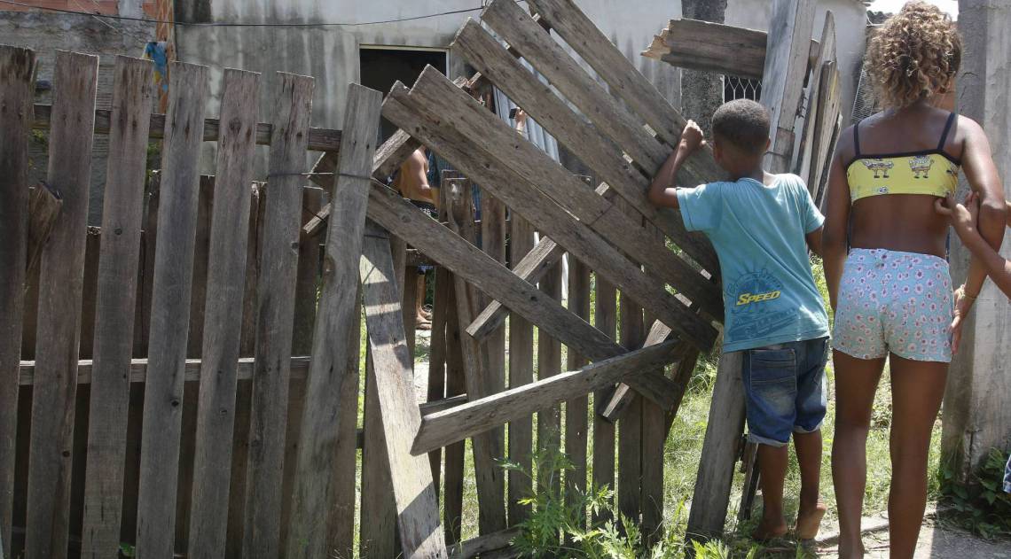 Rio de Janeiro - RJ  - 13/03/2020 - Policia prende homem que sequestrou e abusou de menina de 9 anos em Caxias. A policia prendeu nesta quinta-feira o homem apontado como o raptor e abusador de uma menina de 9 anos, sequestrada enquanto brincava na Praça do Galo, no Parque Fluminense, em Duque de Caxias, na Baixada Fluminense - na foto, casa usada como cativeiro -  Foto Reginaldo Pimenta / Agencia O Dia