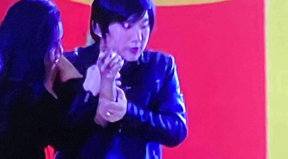 Pyong conduz Flay até a casa