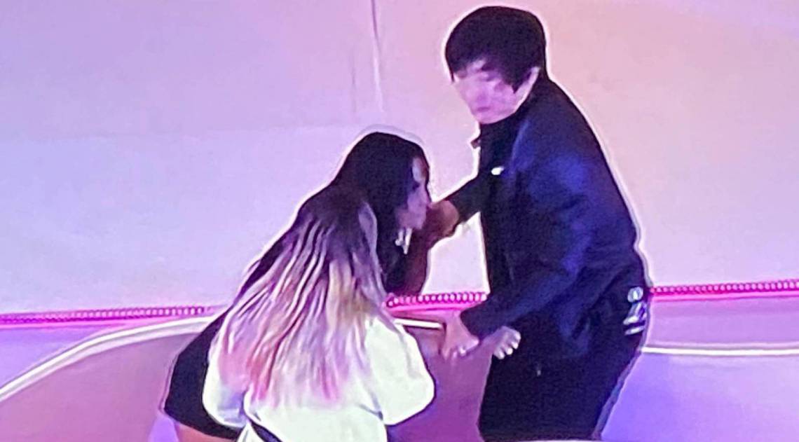 Gabi e Pyong levam Flay para a casa