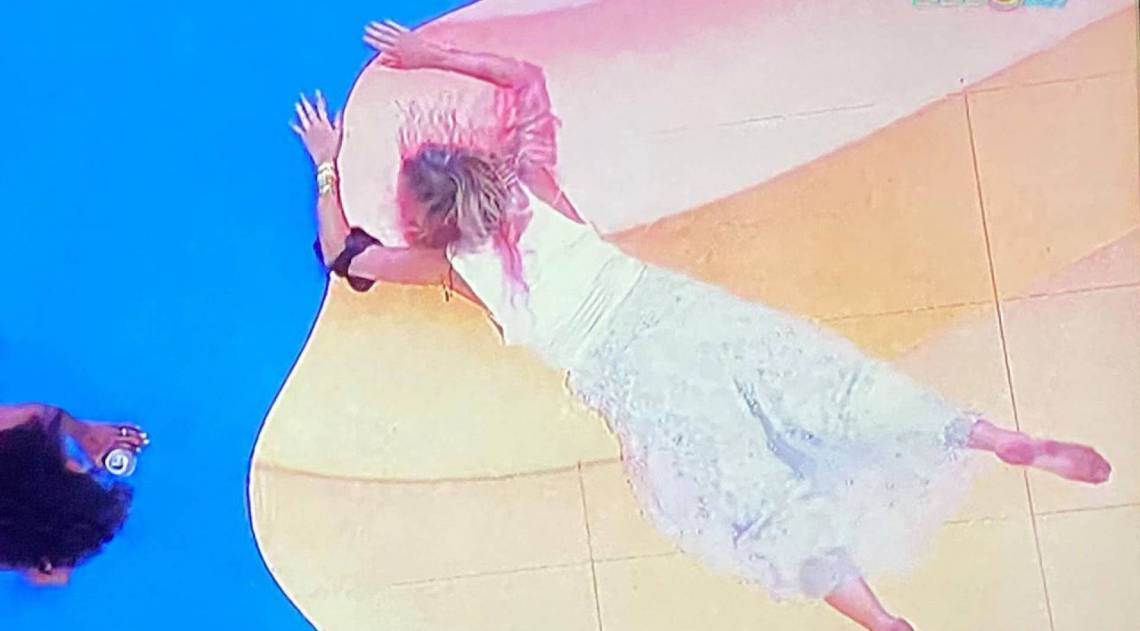 Marcela deita no chão em protesto