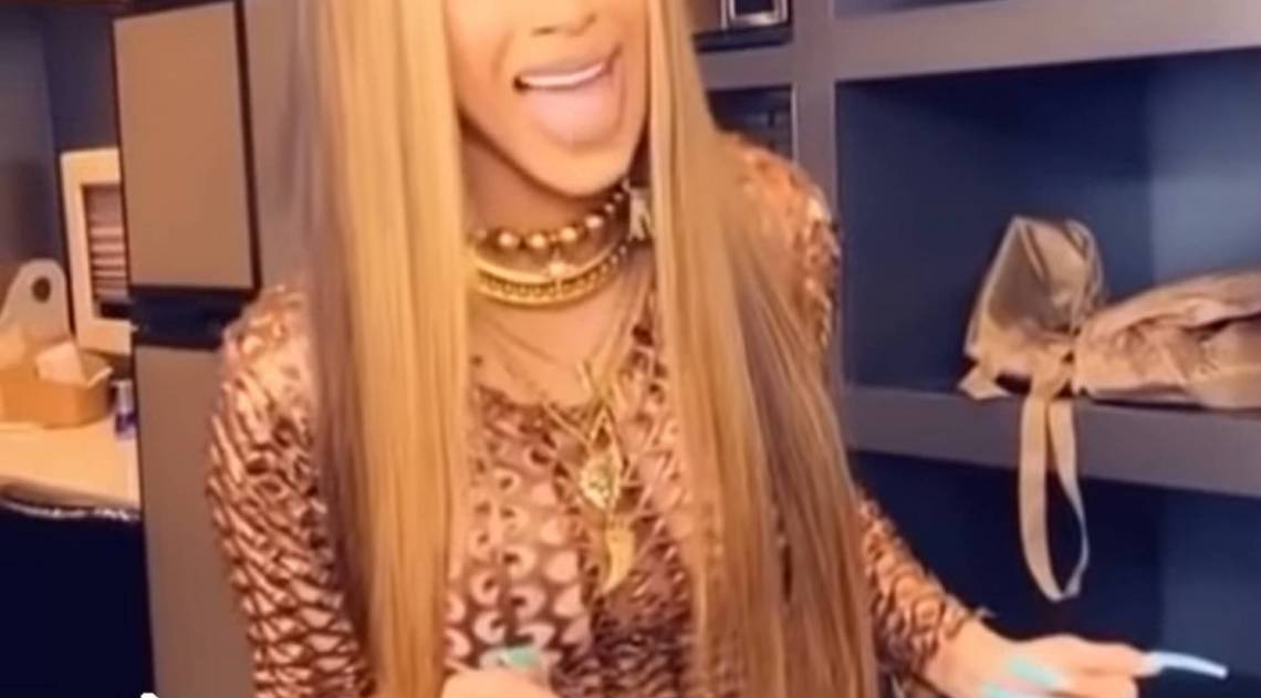 Cardi B. Reprodu&ccedil;&atilde;o de v&iacute;deo