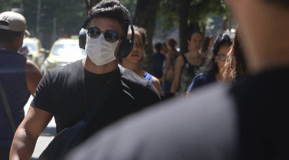 Rio de Janeiro - RJ - 14/03/2020 - Coronavirus na cidade do Rio - na foto, rapaz caminha de mascara na Avenida Barata Ribeiro , em Copacabana, zona sul do Rio - Foto Reginaldo Pimenta / Agencia O Dia