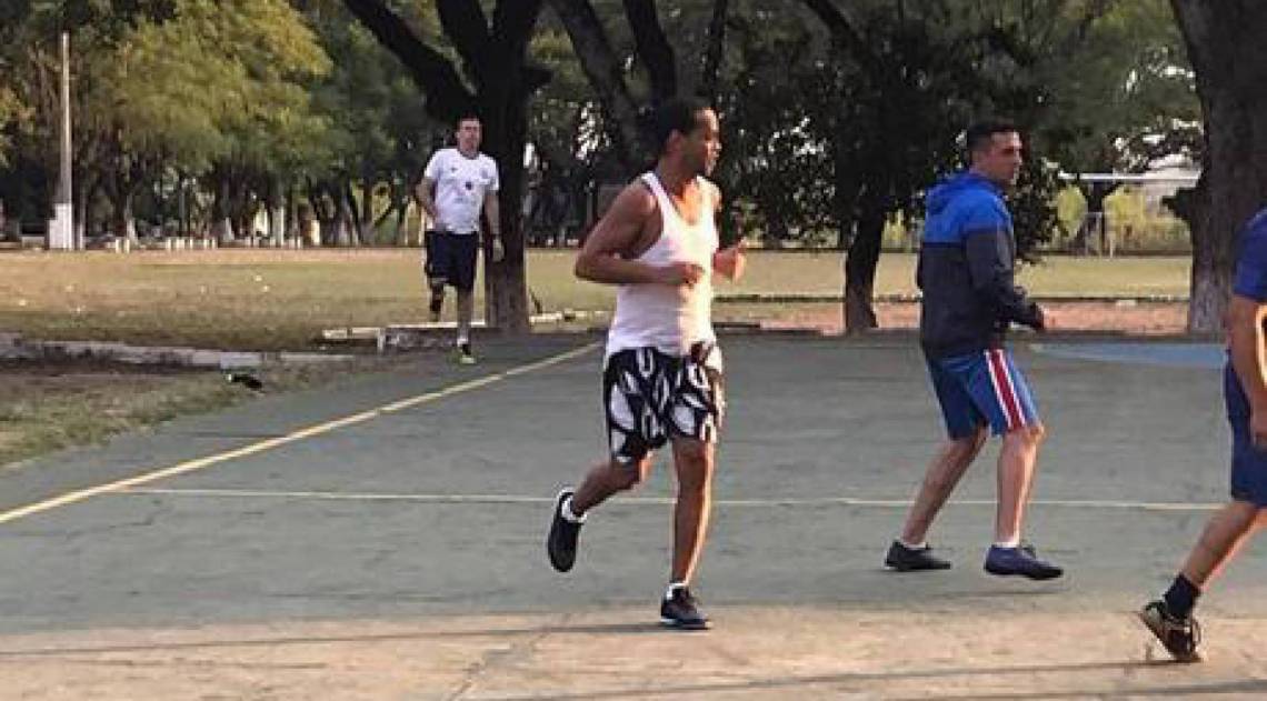 Ronaldinho Gaúcho jogando futebol na cadeia do Paraguai - Divulgação