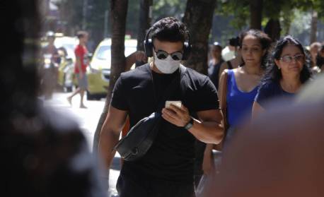 Comitê Científico aprova liberação do uso de máscaras em ambientes fechados