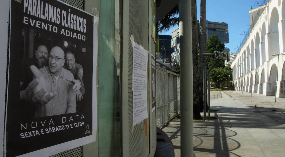 CORONA VÍRUS - Cartazes espalhados na entrada de vários locais. Na foto, cartaz na porta do Circo Voador anunciando o adiamento do show do Paralamas do Sucesso.