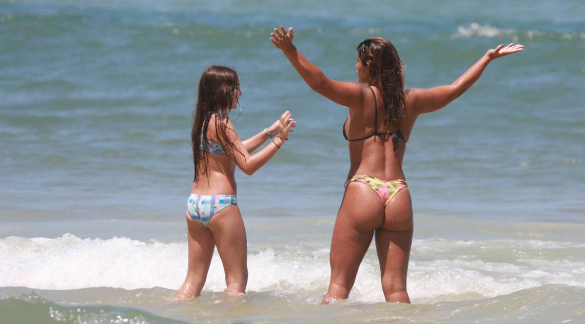 Flávia Alessandra curte domingo de sol na Praia da Barra da Tijuca, na Zona Oeste do Rio