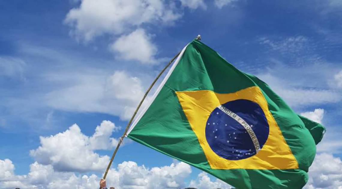 Orientado a ficar em isolamento, Jair Bolsonaro cumprimenta manifestantes no Pal&aacute;cio do Planalto