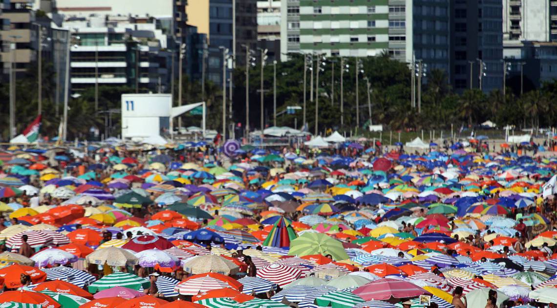 Popula&ccedil;&atilde;o ignorou determina&ccedil;&atilde;o para ficar em casa e lotou praias do Rio neste domingo  - Daniel Castelo Branco