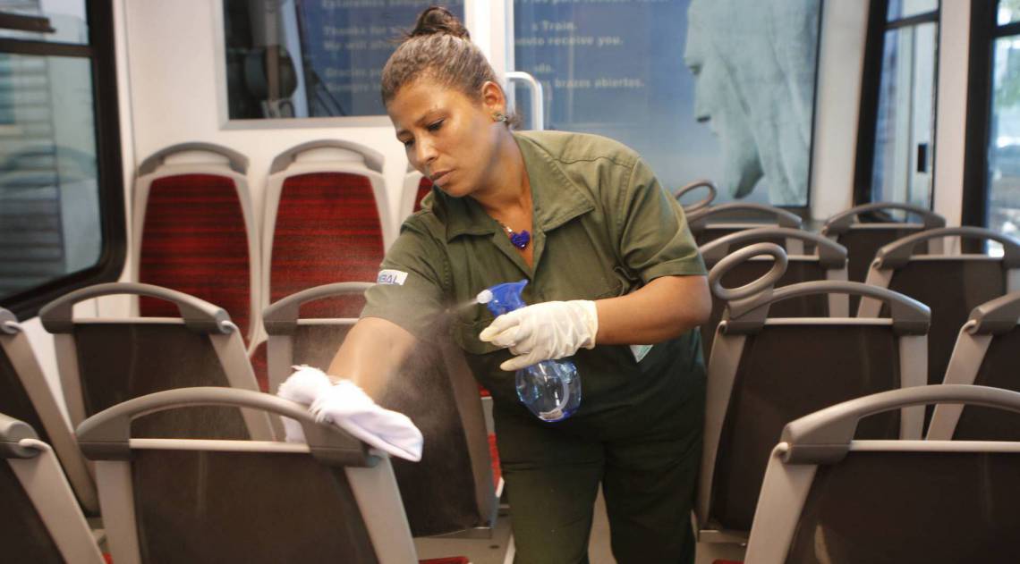 Rio de Janeiro - RJ - 15/03/2020 - Coronavirus Rio - Movimentaçao de pessoas pela cidade mesmo com risco de contaminaçao pelo coronavirus - na foto, movimentaçao e higienizaçao no bondinho do Corcovado, Rua Cosme Velho - Cosme Velho, Rio de Janeiro Foto Reginaldo Pimenta / Agencia O Dia