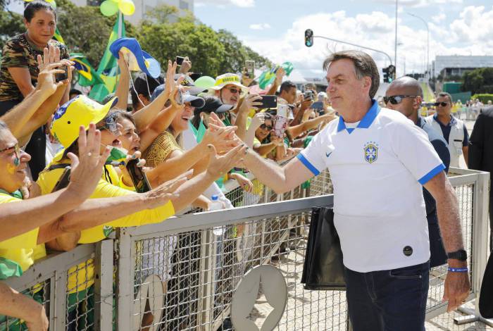Orientado a ficar isolado, Bolsonaro cumprimenta simpatizantes