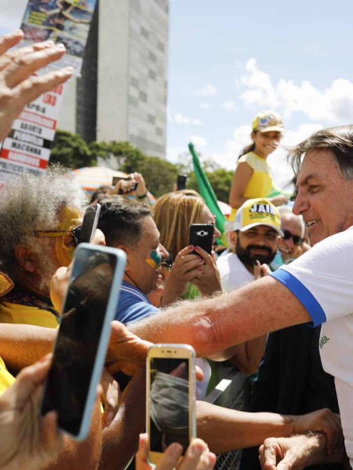 Bolsonaro cumprimentou apoiadores nas manifesta&ccedil;&otilde;es do dia 15 de mar&ccedil;o