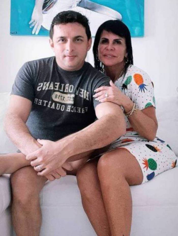 Gretchen posa com novo affair e exibe alian&ccedil;a de compromisso