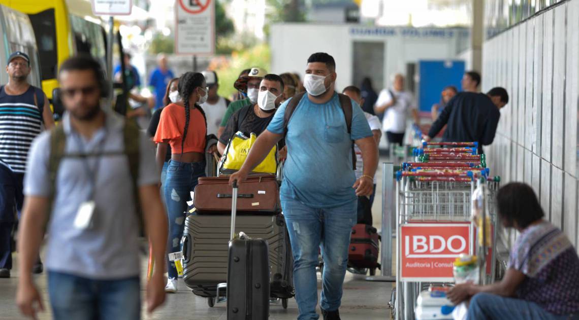 Passageiros usam m&aacute;scaras no aeroporto Aeroporto Santos Dumont - Fabio Costa/ Ag&ecirc;ncia O Dia