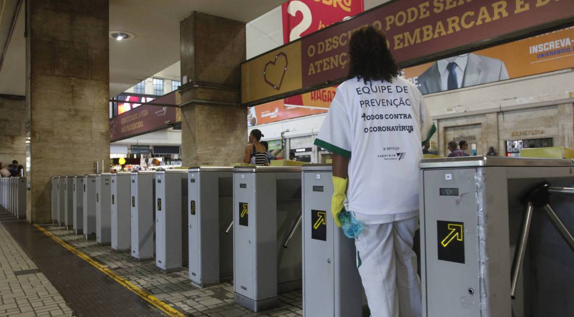 Rio de Janeiro - RJ  - 16/03/2020 - Coronavirus na cidade do Rio - MovimentaÃÂ§ao na EstaÃÂ§ao Central do Brasil, centro do Rio - na foto, higienizaÃÂ§ao de trens e catracas - Foto Reginaldo Pimenta / Agencia O Dia