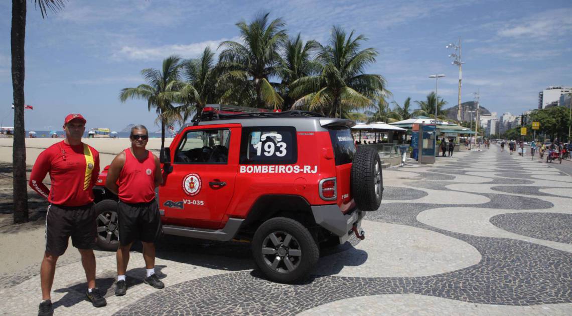 Rio, 16/03/2020  - Acao do G-Mar, para concientizar as pessoas a nao irem a praia.  Copacabana, zona sul  do Rio. Foto: Ricardo Cassiano/Agencia O Dia
