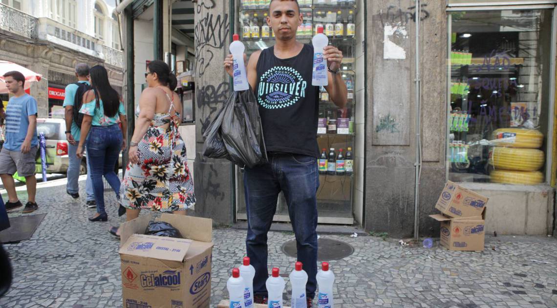 Rio, 16/03/2020  - Camelo Fernando, vendendo alcool gel, Centro  do Rio. Foto: Ricardo Cassiano/Agencia O Dia