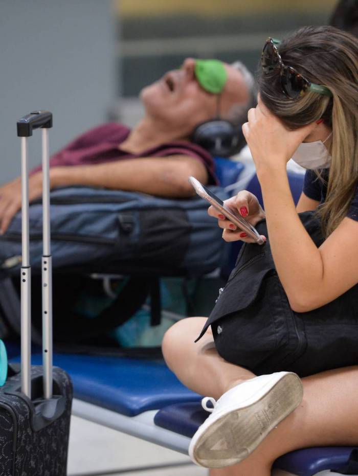 Passageiros usando m&aacute;scaras no aeroporto Santos Dumont