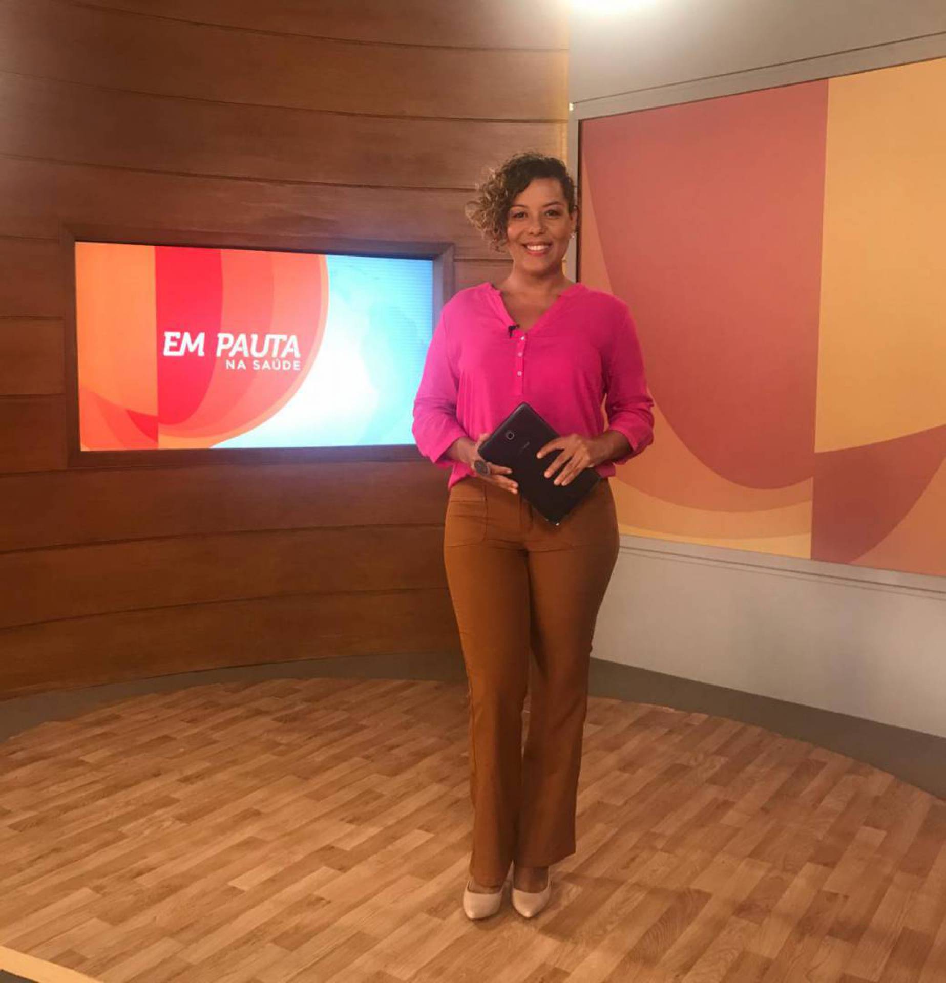 Ellen Paes, apresentadora do programa 
