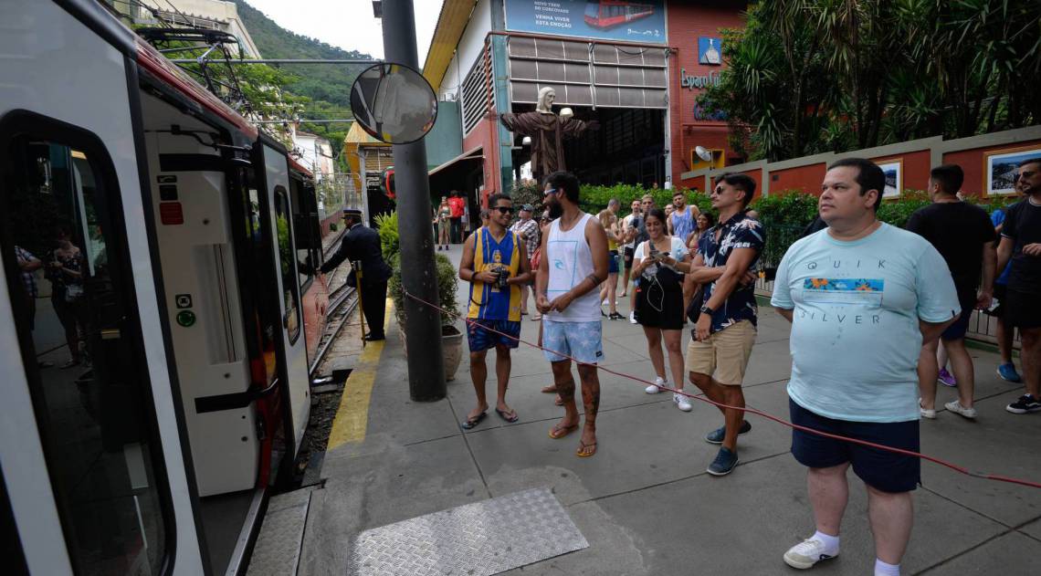 2020-03-17 - Rio de Janeiro - Trem do corcovado vai suspender atividades por uma semana , na foto funcion&aacute;ria fazendo limpeza do vag&atilde;o do trem do corcovado , Foto:Fabio Costa/Agencia O Dia