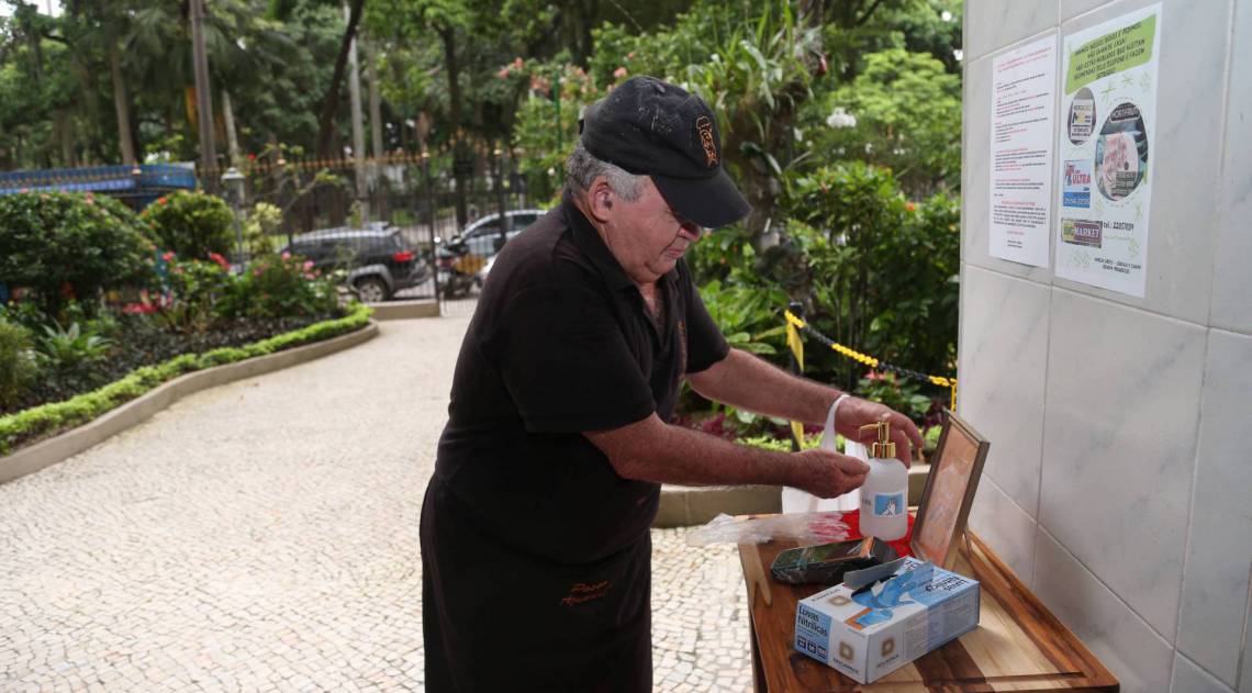 Rio,17/03/2020-FLAMENGO,Condominio da Zona Sul do Rio, adota medida de seguranca para seus moradores ,na foto. entregador .Foto: Cleber Mendes/AgÃªncia O Dia